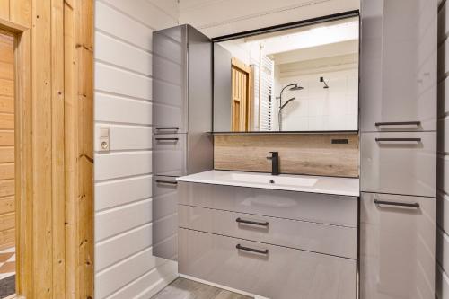 a bathroom with a sink and a mirror at Vakantiehuis De Hut in Oostkapelle