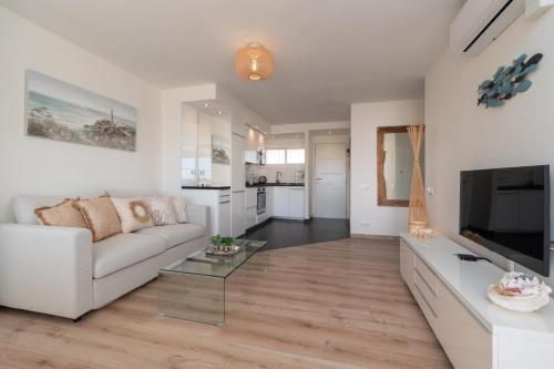 Luxury Frontline beach apartment with sea view