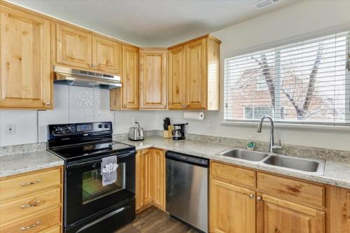 Imagine din galeria proprietății Right off Main St Spring Acres Arts Park Close în Springville