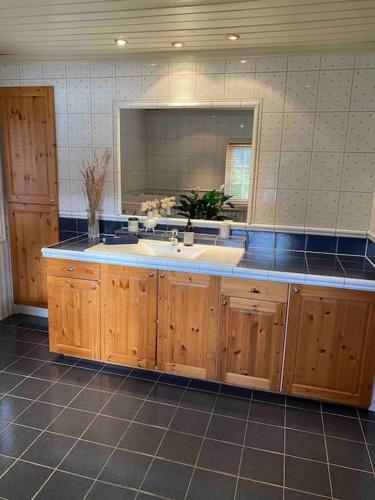 a large kitchen with a sink and a mirror at Hytta Kalven in Lunner