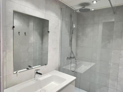 Kúpeľňa v ubytovaní Grand studio mezzanine avec garage couvert à Val d'Isère - FR-1-411-868