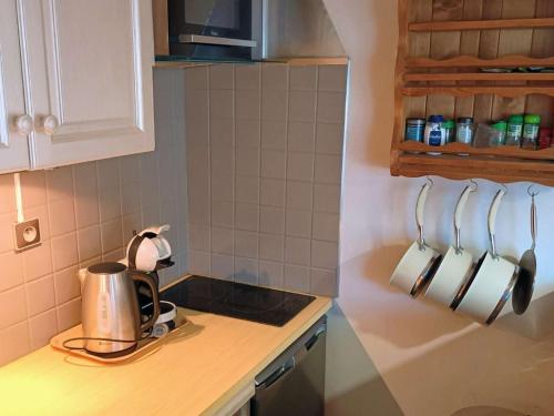 - un comptoir de cuisine avec une bouilloire et une cuisinière dans l'établissement Studio confortable 4 pers. au Grand-Bornand avec balcon et garage - FR-1-458-191, au Grand-Bornand