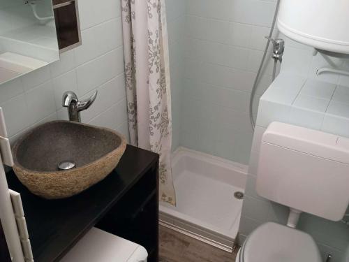 une salle de bain avec un lavabo et des toilettes dans l'établissement Studio confortable 4 pers. au Grand-Bornand avec balcon et garage - FR-1-458-191, au Grand-Bornand