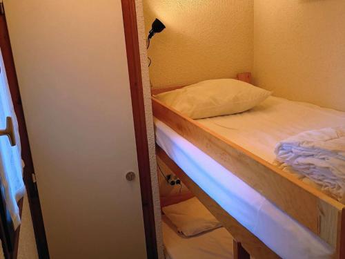 Cette petite chambre comprend des lits superposés. dans l'établissement Studio confortable 4 pers. au Grand-Bornand avec balcon et garage - FR-1-458-191, au Grand-Bornand