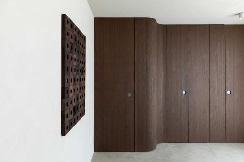 a room with wooden cabinets and a mirror on the wall at Beach House Terra in Zeebrugge