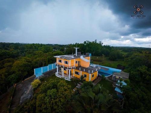 DaanbantayanにあるHuge house with seaviewの森の家屋上景