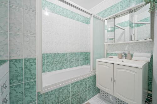 a bathroom with a white sink and a shower at Appartement familial - proche Paris in Alfortville