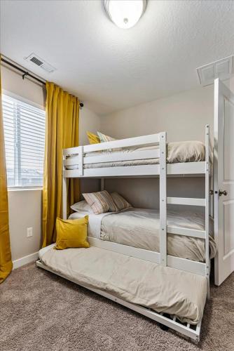 Gallery image of Fully Fenced Grass Backyard Pet Friendly in American Fork