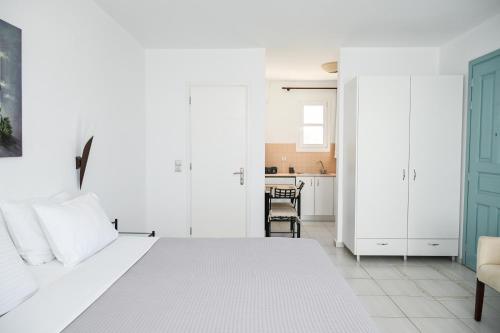 Asterias Boutique Hotelにあるベッド