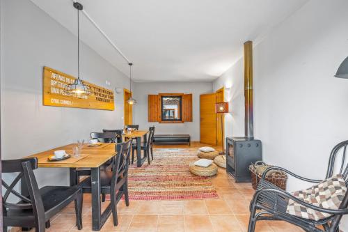 São DomingosTons da Terra - Casa de Campo & SPA的一间有桌椅和炉子的餐厅