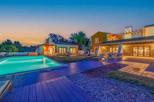 São DomingosTons da Terra - Casa de Campo & SPA的一个带游泳池和房子的后院