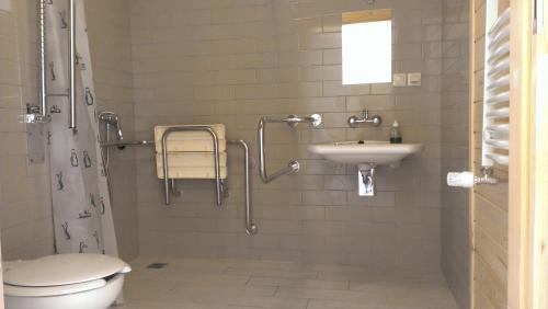 a bathroom with a toilet and a sink at Domki Primore in Władysławowo