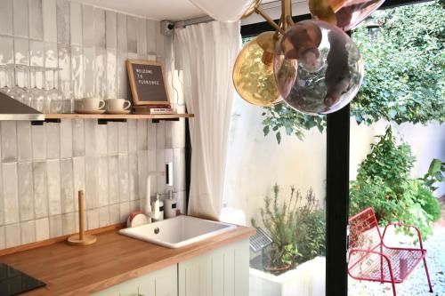 Charming Garden Home, 10 min Walk to Duomo