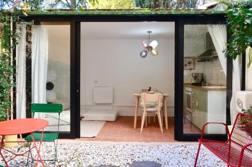 Charming Garden Home, 10 min Walk to Duomo