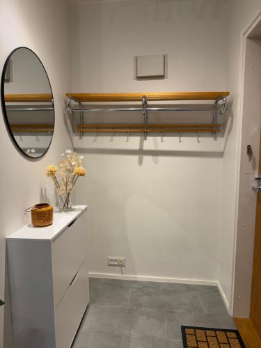 baño con espejo y pared blanca en Tyylikäs kaksio keskustasta parkkipaikalla,wifi, en Lappeenranta
