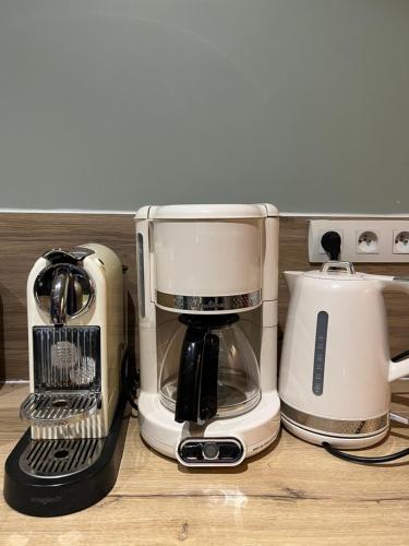 two coffins and a coffee maker sitting on a counter at L Orée de la Pinède Hardelot Plage à 800 metres de la mer sous les pins in Hardelot-Plage