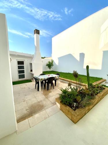 a patio with a table at House Malù apartment in Tuglie
