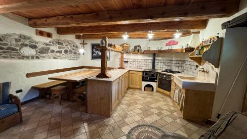 a kitchen with a stove and a table in it at Il Cuore di Sopalù in Candide