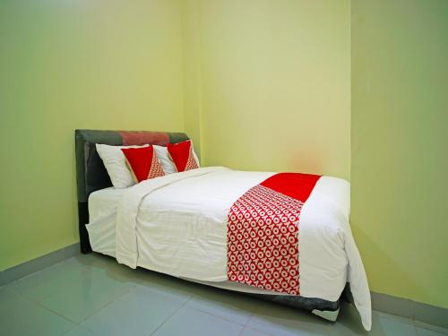 Postel nebo postele na pokoji v ubytování Hotel O Balige City Near Tugu Juara Monang