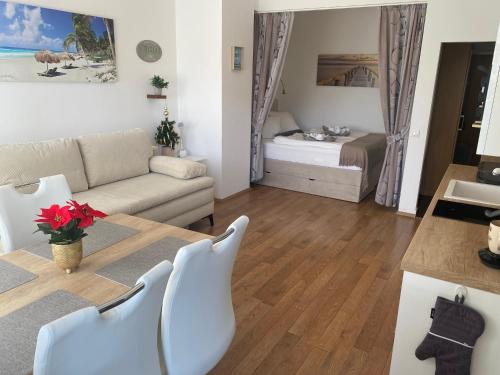 Coin salon dans l'établissement Rosebeach Appartement am Ossiachersee und Gerlitzen Skipiste