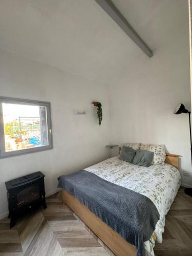 a bedroom with a bed and a window at Micro-maison 100m de la plage in Le Barcarès