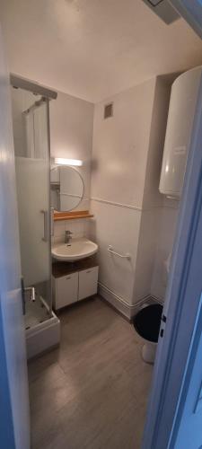 une salle de bain avec un lavabo et des toilettes dans l'établissement Charmant studio avec loggia vue mer, à Saint-Hilaire-de-Riez
