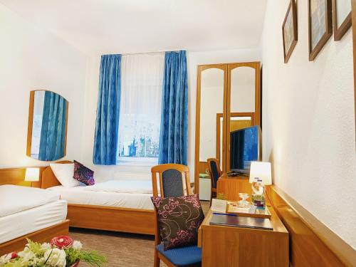 a hotel room with a bed and a window at Hotel Wesselényi in Győr