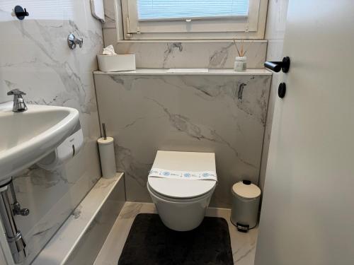 Top Lage in Marl! Neu renovierte Wohnung bis 6 Personにあるバスルーム