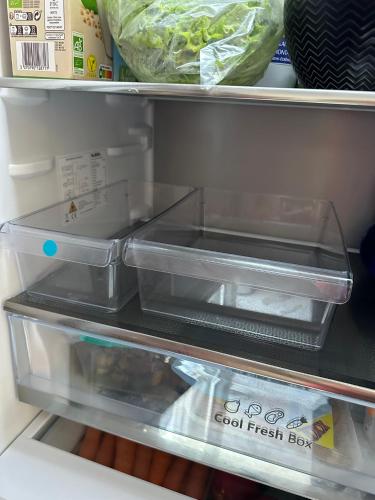 - un réfrigérateur ouvert avec un plateau/bouilloire dans l'établissement Cosy & Style blue forest room proche CDG AirPort, à Tremblay-en-France