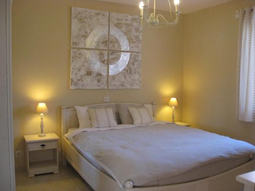 une chambre avec un lit avec deux tables de nuit et deux lampes dans l'établissement Villas de standing à Gréoux les Bains, à Gréoux-les-Bains