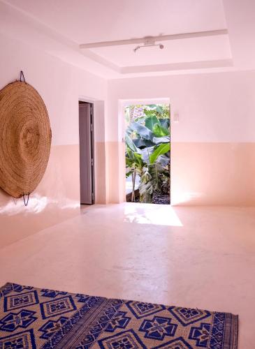 an empty room with a basket on the wall at Nature House in Al Ḩamrāʼ