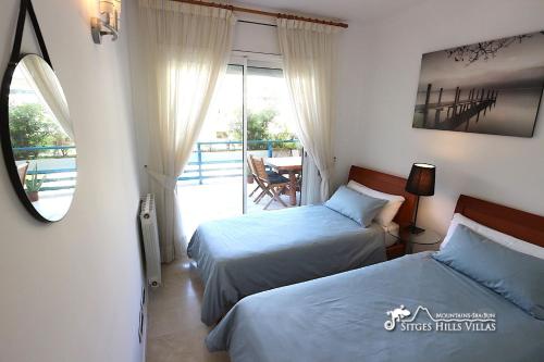 A bed or beds in a room at Apt Parc Del Mar in Sitges very near Beach