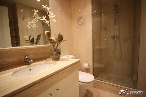 A bathroom at Apt Parc Del Mar in Sitges very near Beach