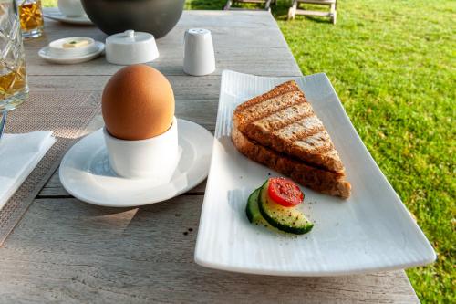 B&B La Mirande de Saint-Clar في Saint-Clar: طبق من الطعام مع البيض والخبز المحمص