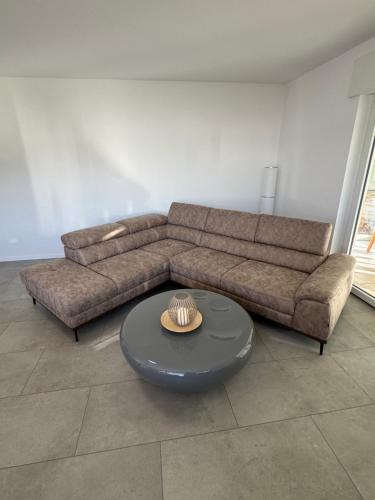 a living room with a couch and a table at Ferienwohnung "Dream Suite" - im Coburger Wonderland - Ihr Zuhause auf Zeit! in Coburg
