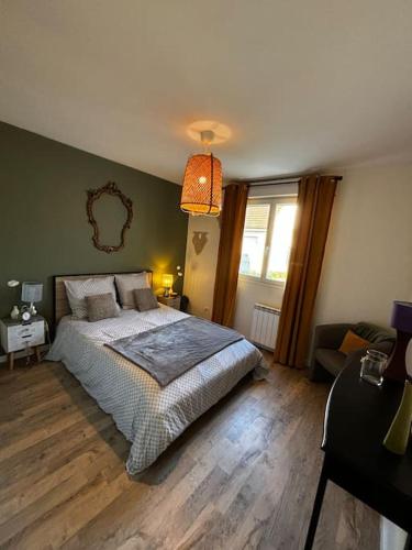 une chambre avec un grand lit et un canapé dans l'établissement La Poésie, à Vernon