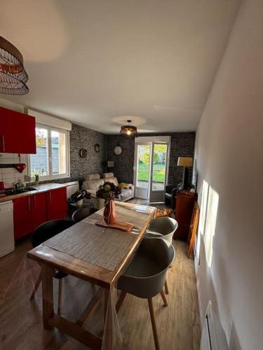 une cuisine et une salle à manger avec une table et des chaises dans l'établissement La Poésie, à Vernon