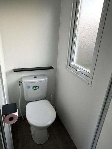 a small bathroom with a toilet and a window at Joli Bungalow 464 pour 4-6 pers Camping Siblu Lac des Rêves Lattes in Pérols