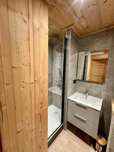 une salle de bain avec toilettes, lavabo et douche dans l'établissement Appartement rénové cosy avec belle vue, à Montgenèvre