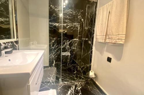 Ένα μπάνιο στο Appartement en résidence Malabata Hills