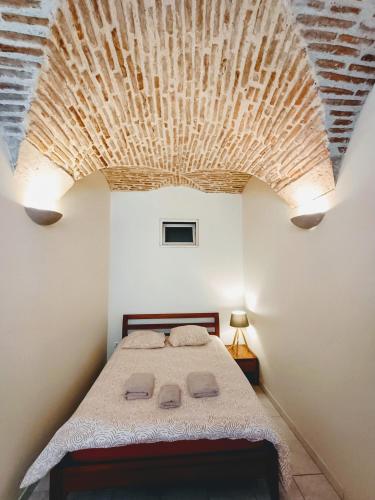 - une chambre avec un lit et un grand plafond dans l'établissement T2 Le paradis 2, wifi, 3pers, 2lits parking a 100m, à Agen