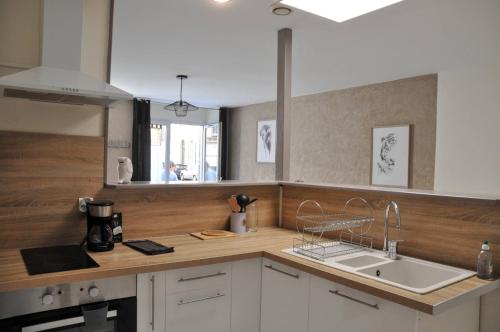 une cuisine avec un évier et un plan de travail dans l'établissement T2 Le paradis 2, wifi, 3pers, 2lits parking a 100m, à Agen