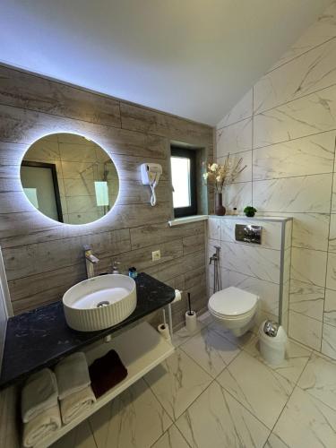 Koupelna v ubytování ZARiCHNA HOUSE