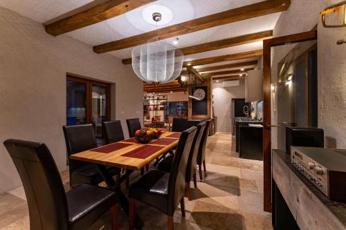 Η κουζίνα ή μικρή κουζίνα στο MY DALMATIA - Authentic Villa Fisola with private infinity pool and sea view