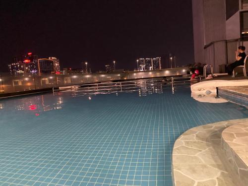 Bazén v ubytování WakakaPackers CityView Condo nebo v jeho okolí