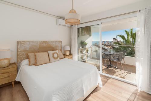 Luxury Frontline beach apartment with sea view