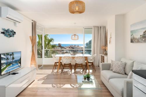 Luxury Frontline beach apartment with sea view