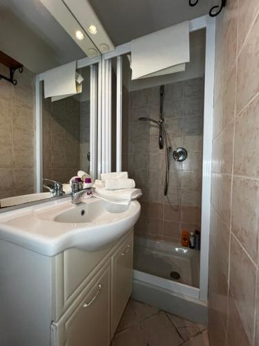 un baño con lavabo y ducha en The love's nest in Florence wi-fi , Air conditioning, en Florencia