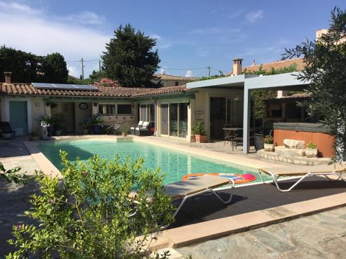 une maison avec une piscine dans une cour dans l'établissement Cigales sous oliviers, à Mouriès