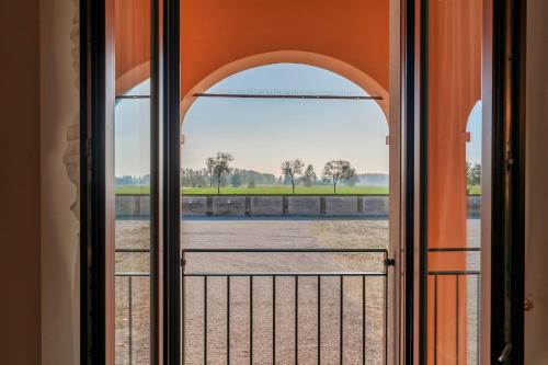 an open door with a view of a field outside at Agriturismo Cascina Tavolette in Pralboino